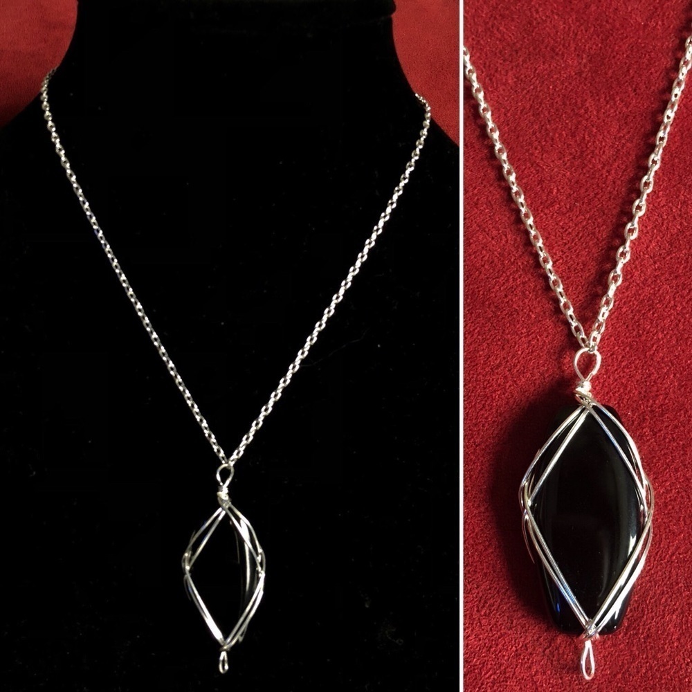 ♥️Gorgeous Black glass Necklace.